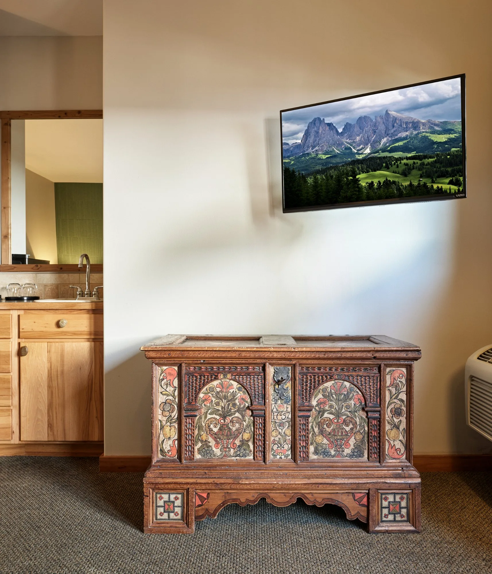Winter Room 1752 Truhe with TV
